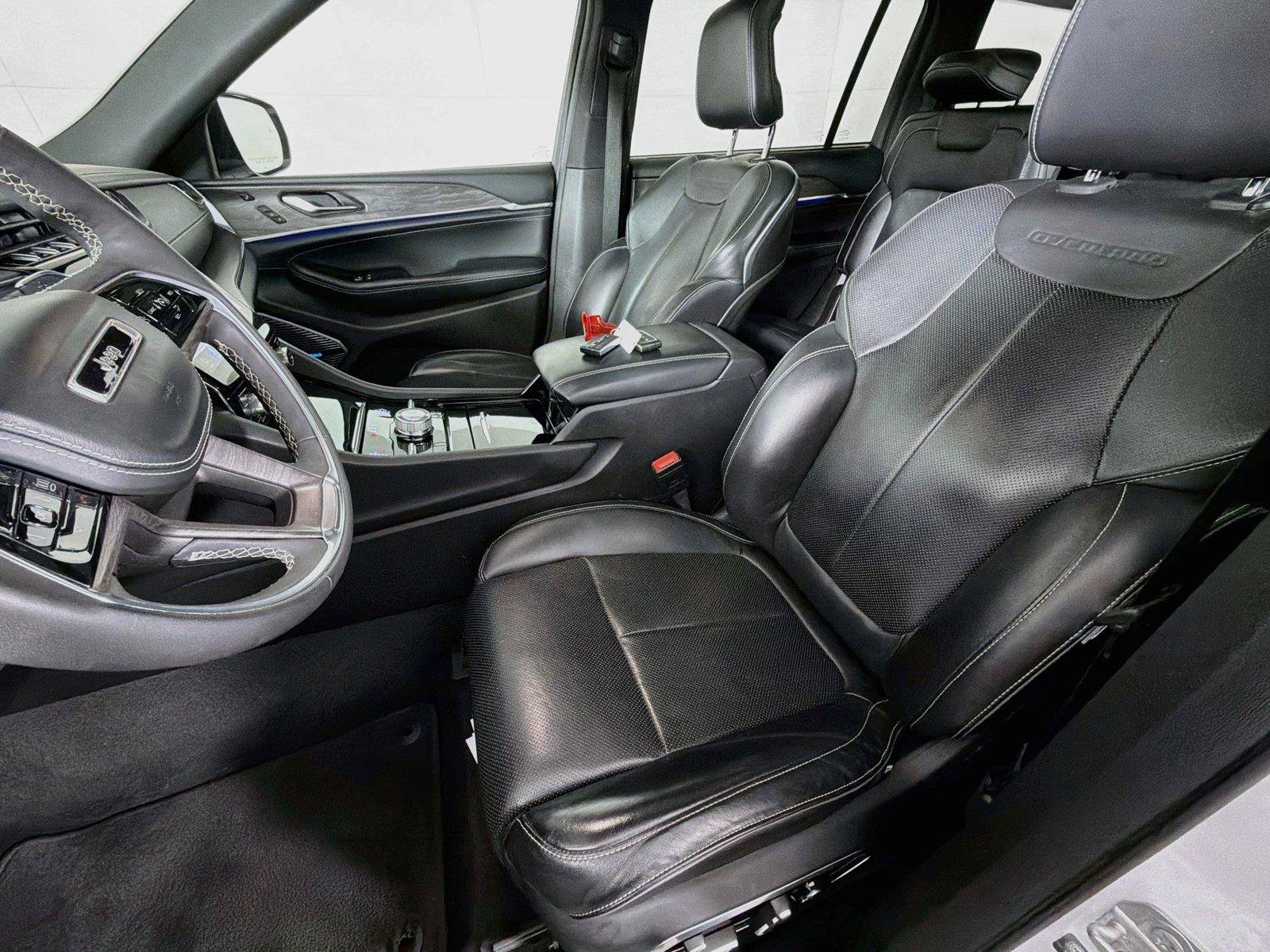 Used 2023 Jeep Grand Cherokee L Overland w/ Luxury Tech Group IV AWD/4WD image 2