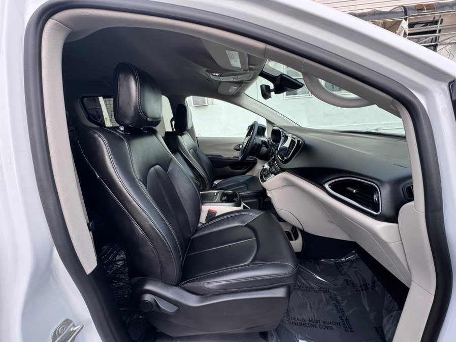 Used 2024 Chrysler Pacifica Touring-L image 10