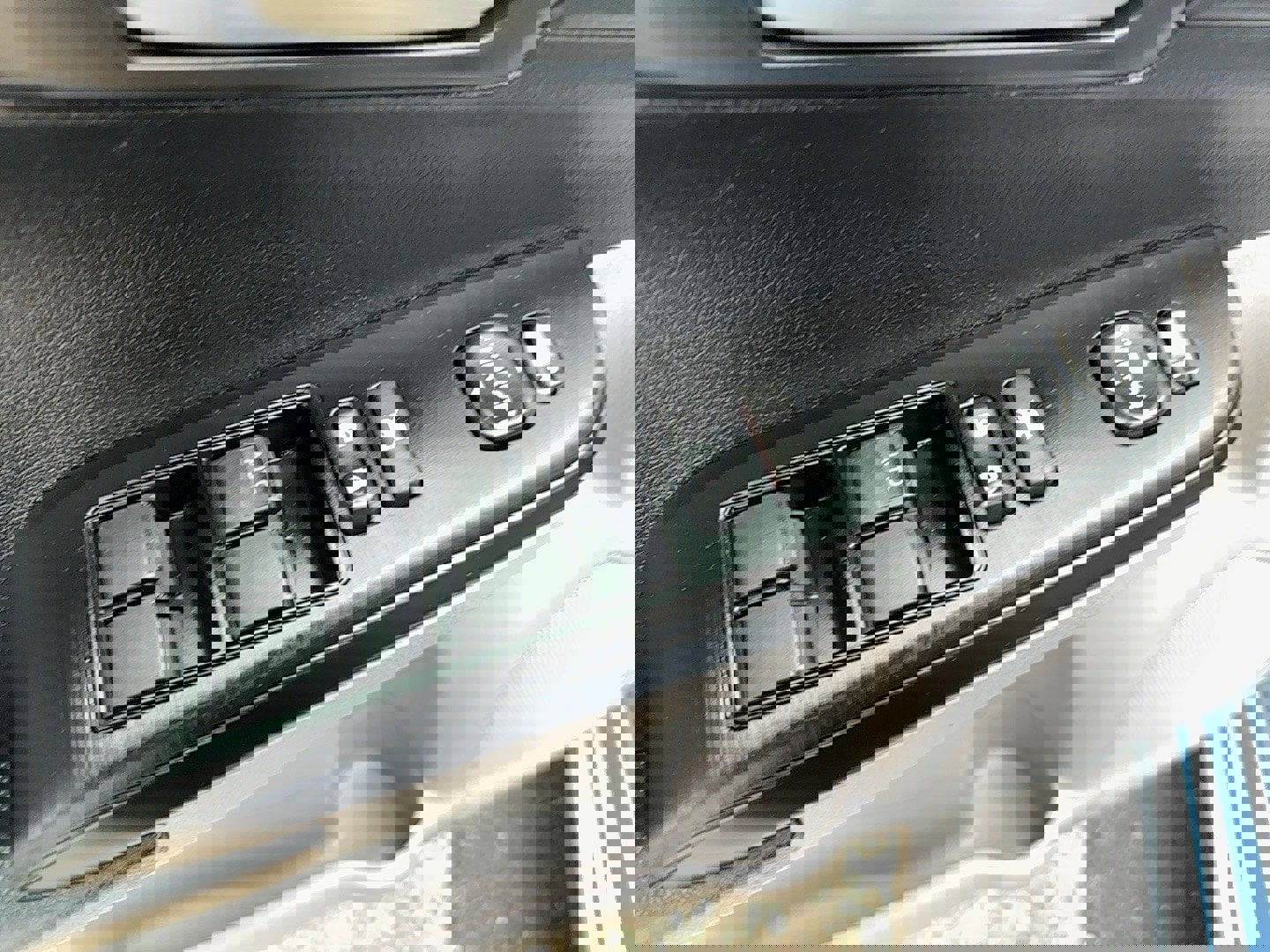 Used 2012 Toyota Camry L image 10