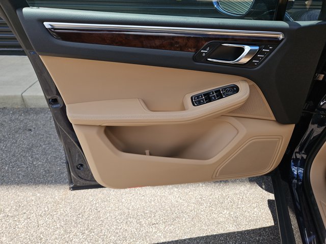 Certified 2023 Porsche Macan AWD/4WD image 25
