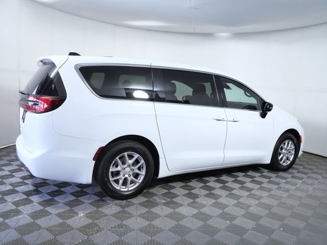 Used 2025 Chrysler Pacifica Select FWD image 8