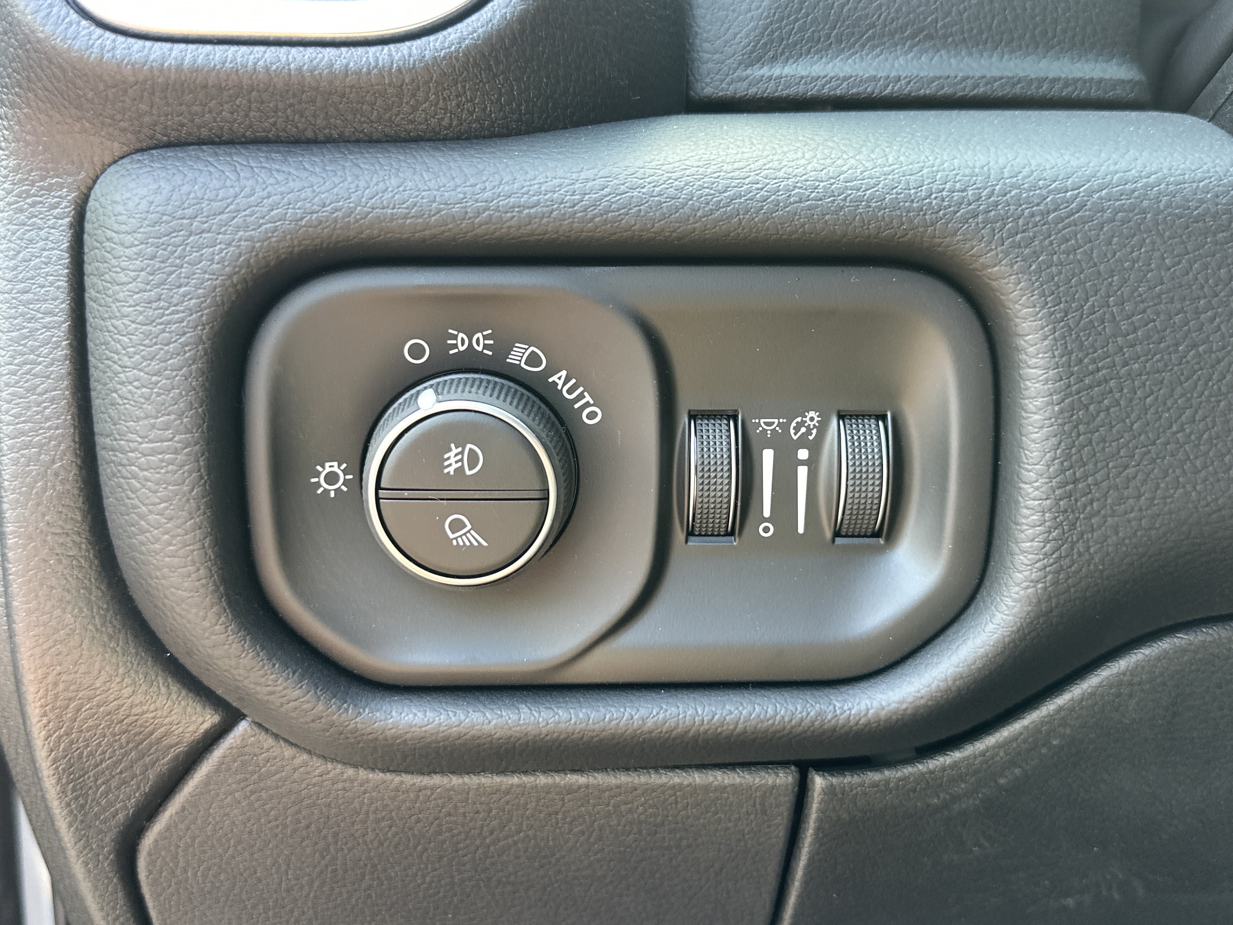 New 2026 RAM 2500 Laramie AWD/4WD image 14