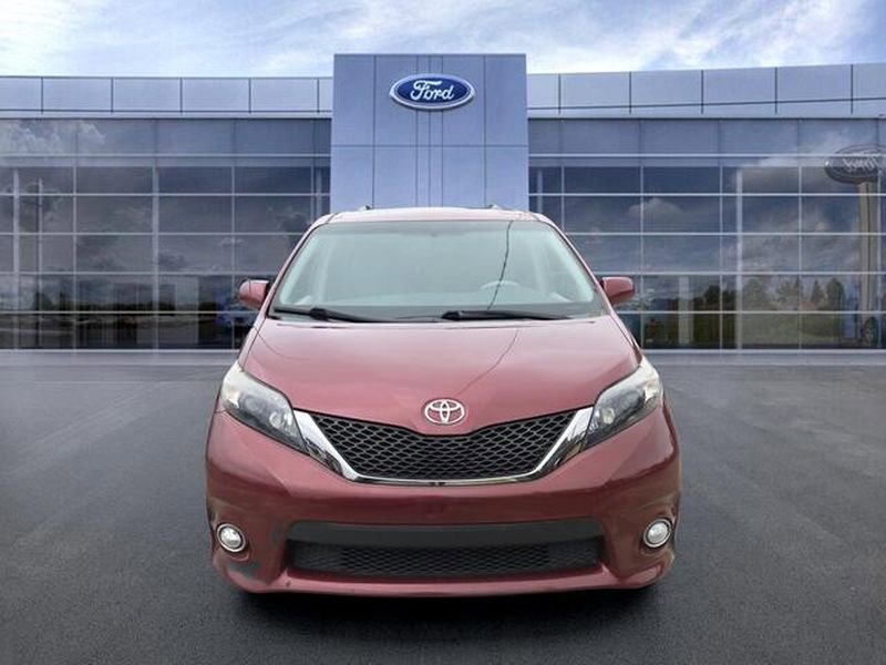 Used 2014 Toyota Sienna SE FWD image 3
