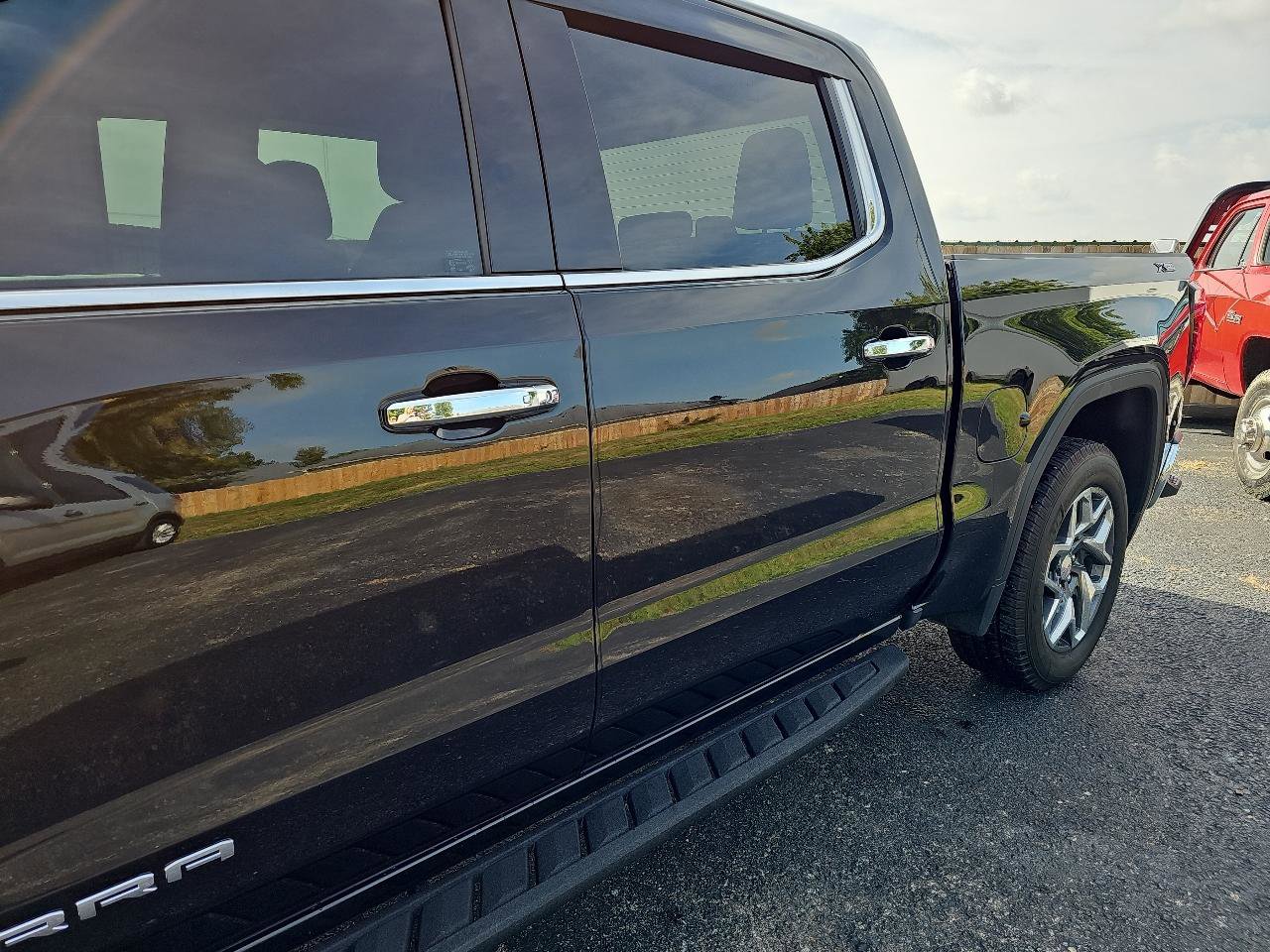 Used 2023 GMC Sierra 1500 SLT AWD/4WD image 3