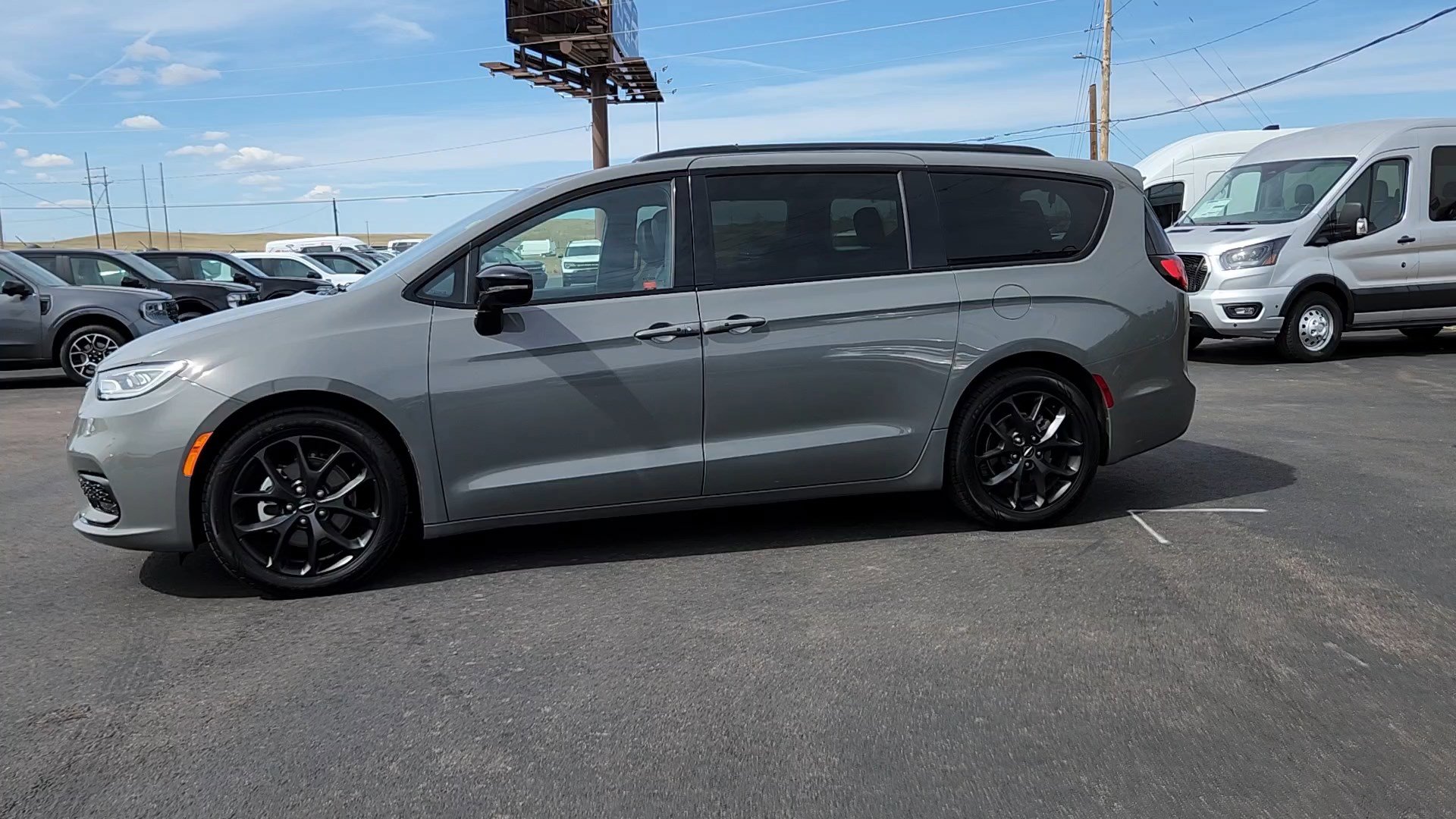 Used 2025 Chrysler Pacifica Limited image 2