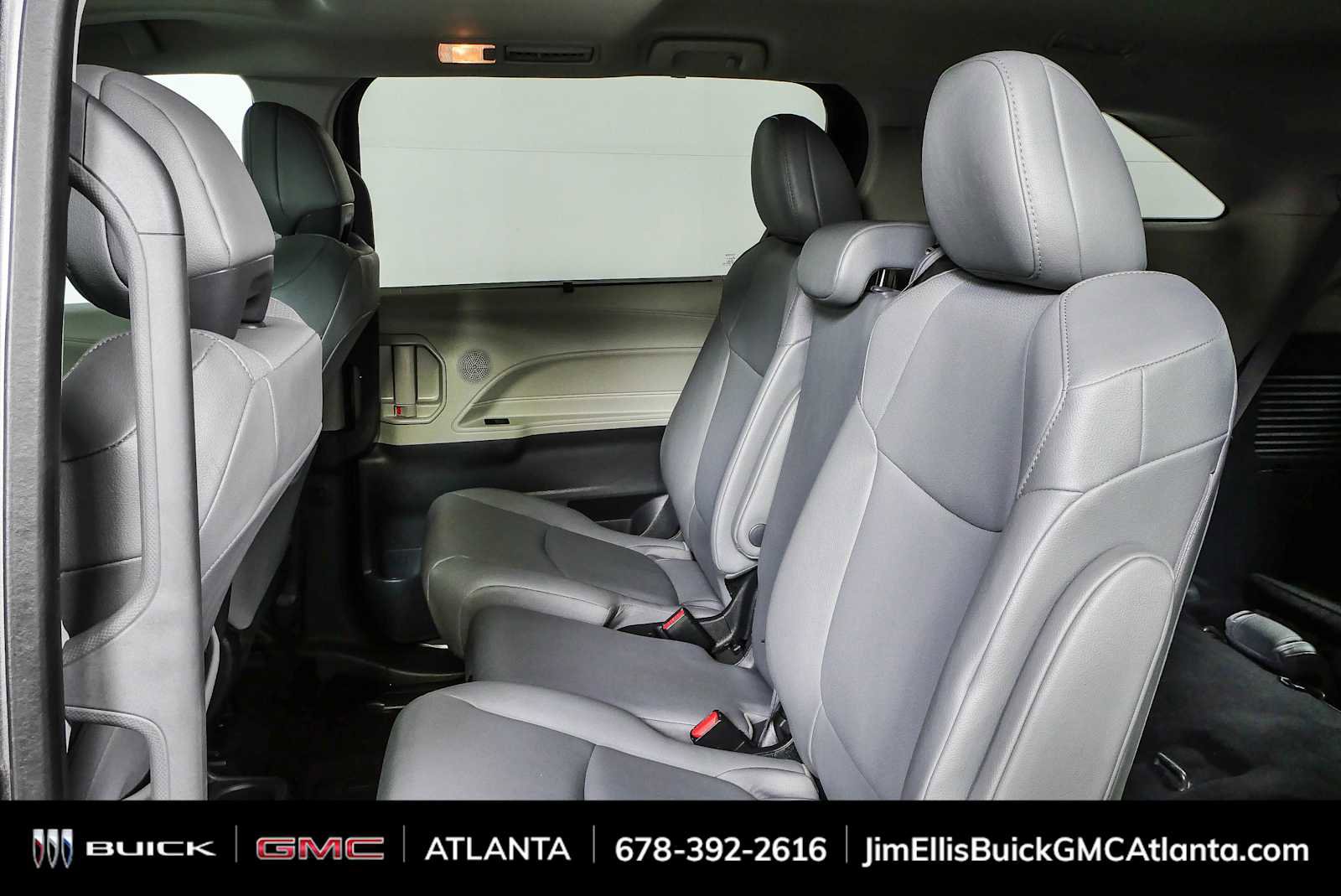 Used 2024 Toyota Sienna XLE FWD image 17