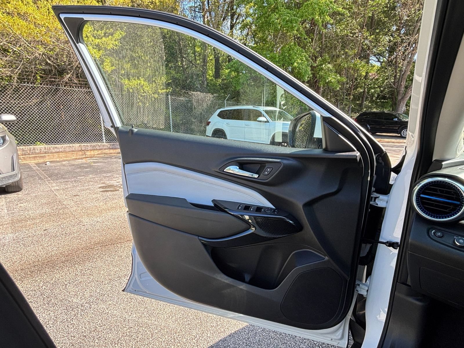 Used 2025 Chevrolet Trax LT w/ LT Convenience Package FWD image 18