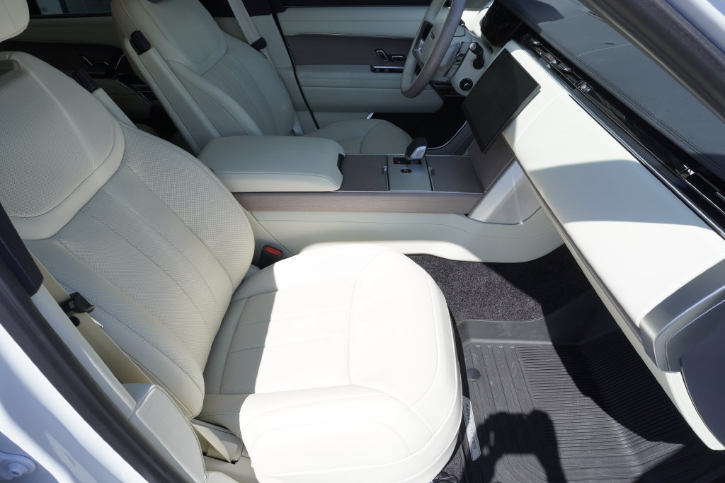 New 2026 Land Rover Range Rover Long Wheelbase SE AWD/4WD image 23