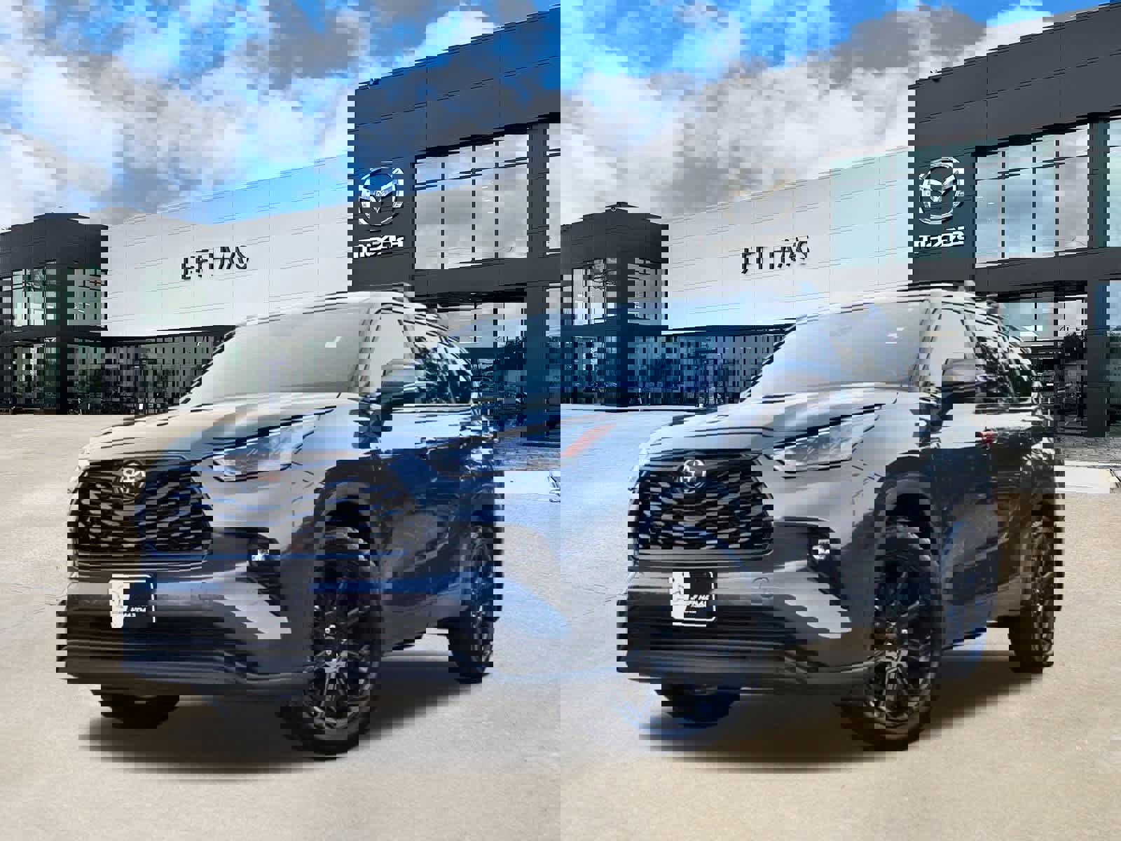 Used 2023 Toyota Highlander LE image 1