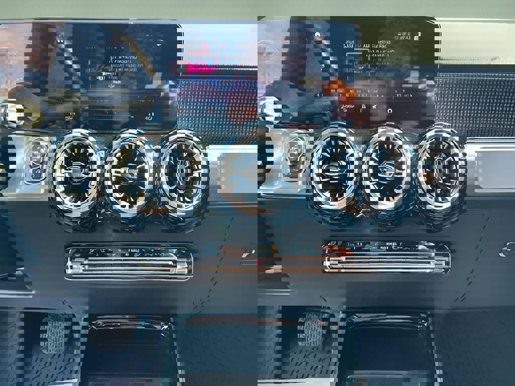 Used 2022 Mercedes-Benz GLB 250 4MATIC w/ Premium Package Lite image 11