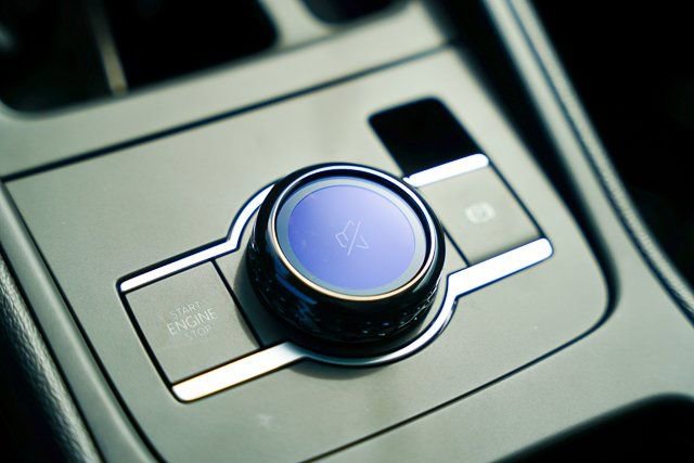 Used 2025 Volkswagen Tiguan SE w/ Panoramic Sunroof Package image 16