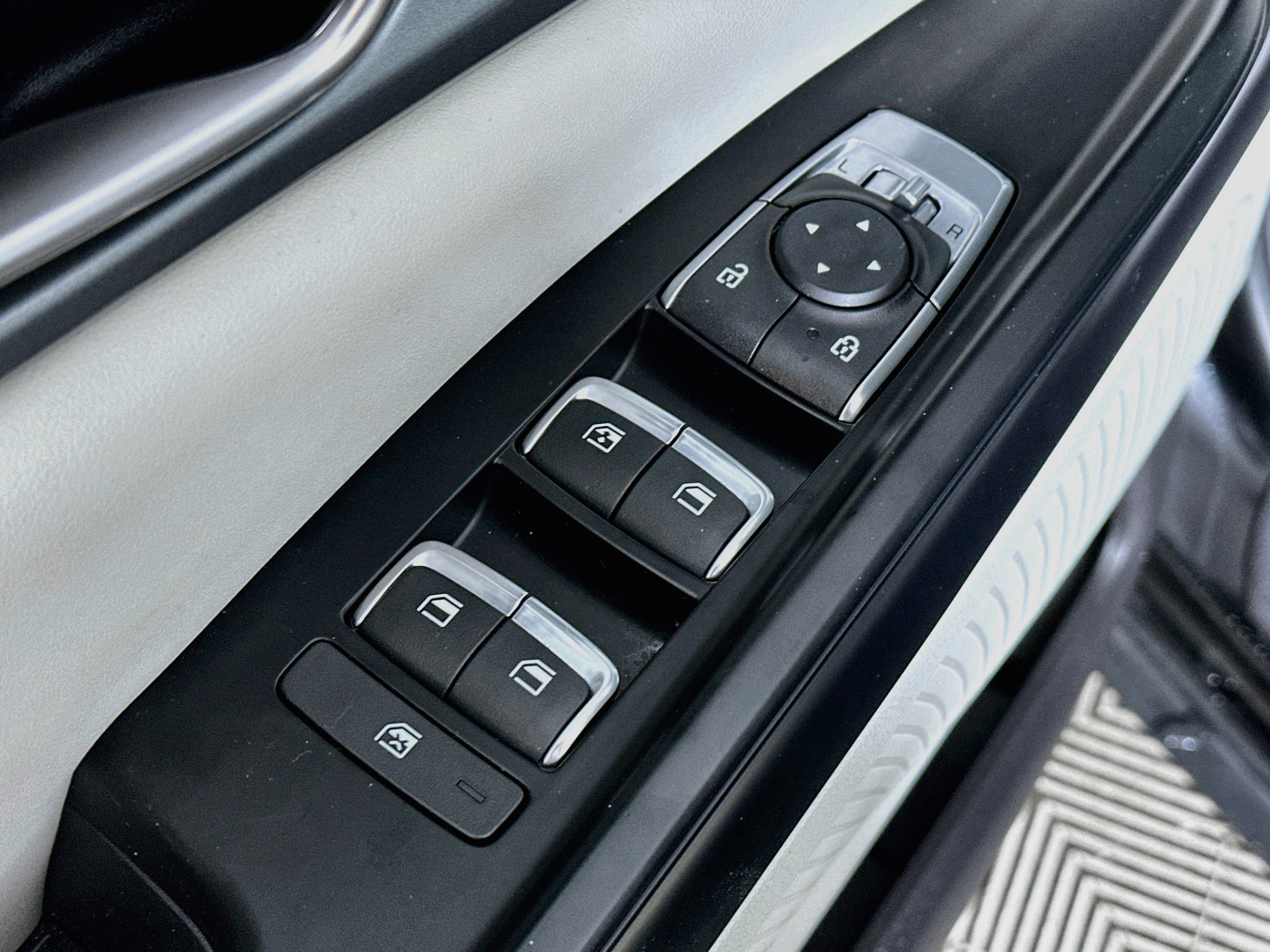 Certified 2024 Kia Carnival LX FWD image 17