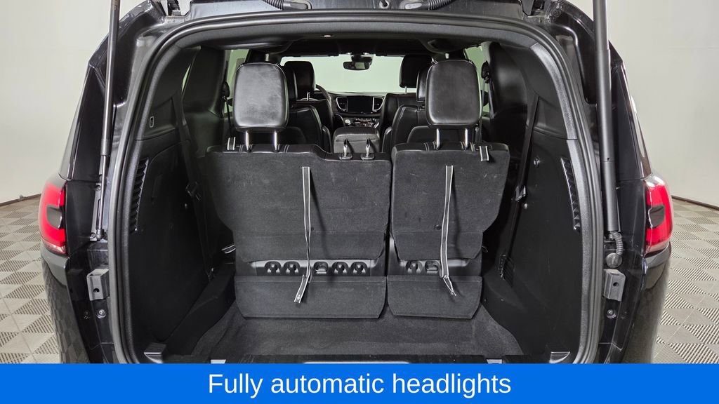 Used 2025 Chrysler Pacifica Select image 10