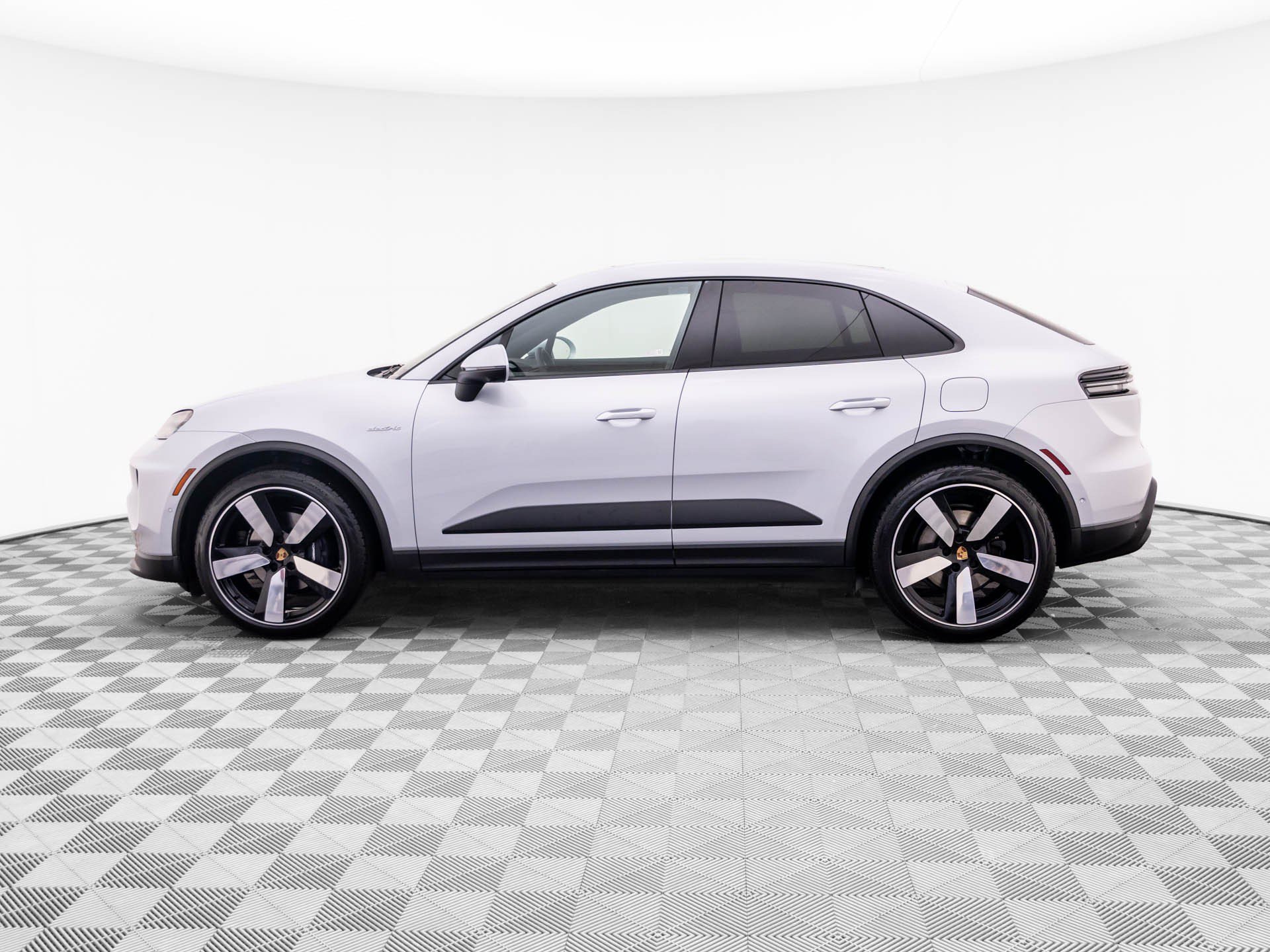 New 2026 Porsche Macan 4 Electric AWD/4WD image 2