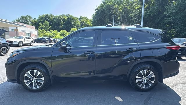 Used 2021 Toyota Highlander XLE AWD/4WD image 8