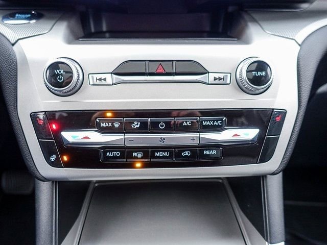 Used 2022 Ford Explorer XLT w/ Equipment Group 202A image 4