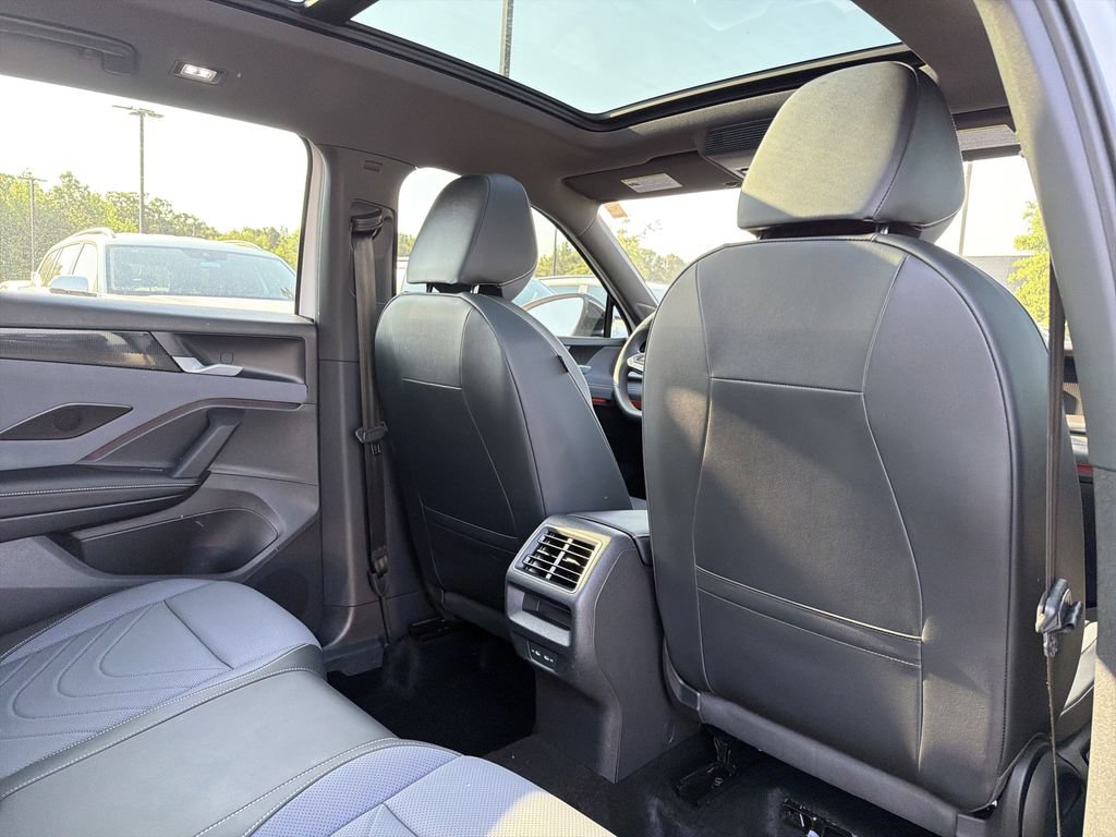 Used 2025 Volkswagen Tiguan SE R-Line FWD image 17