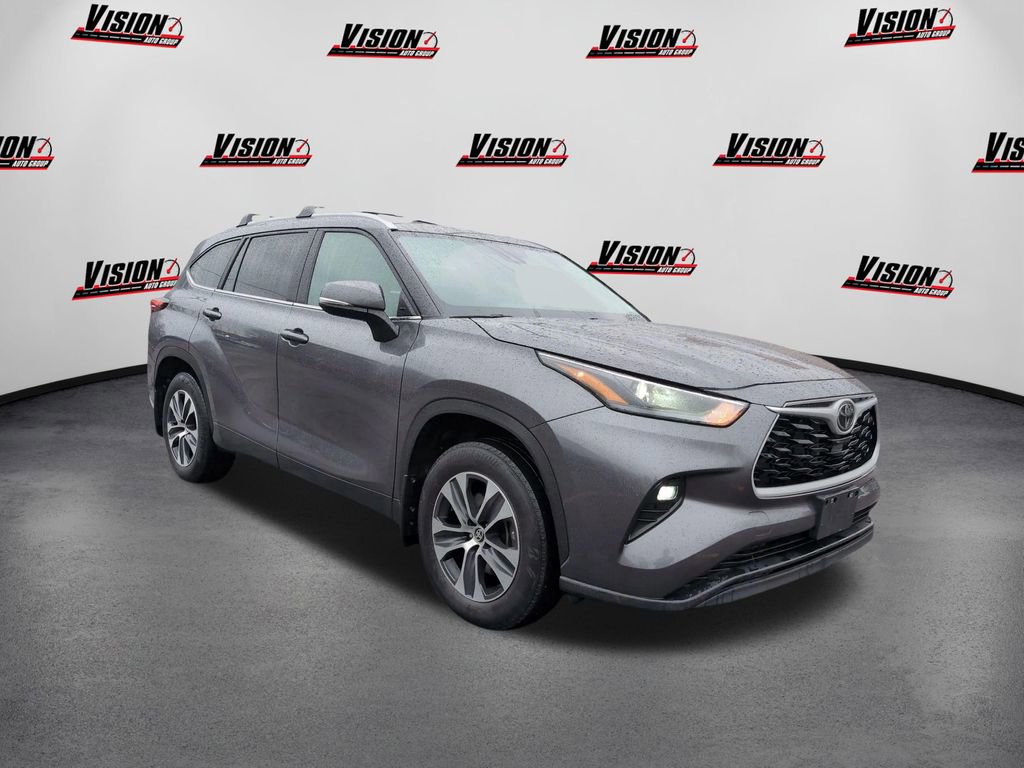 Used 2024 Toyota Highlander XLE image 3