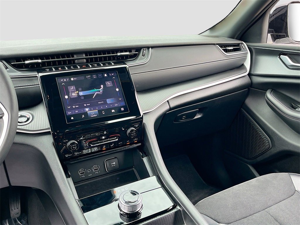 Certified 2025 Jeep Grand Cherokee Altitude image 23