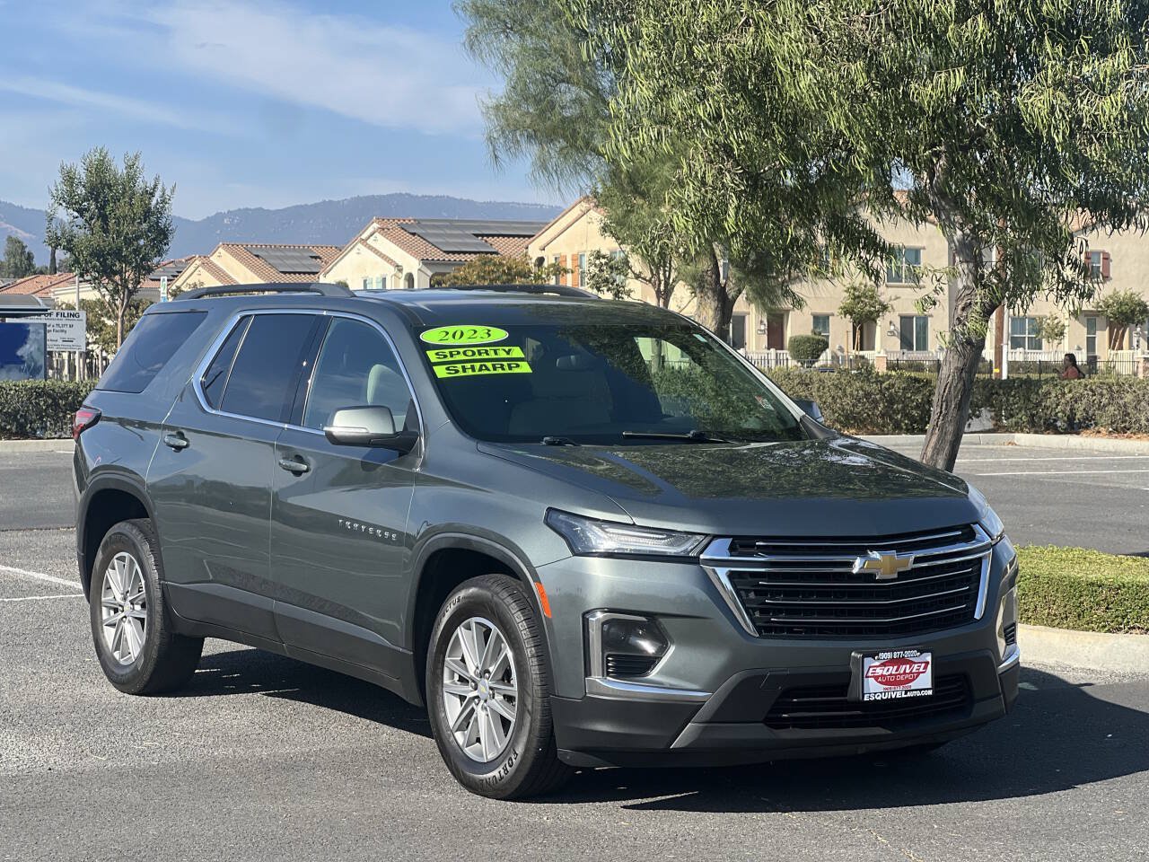 Used 2023 Chevrolet Traverse LT FWD image 1