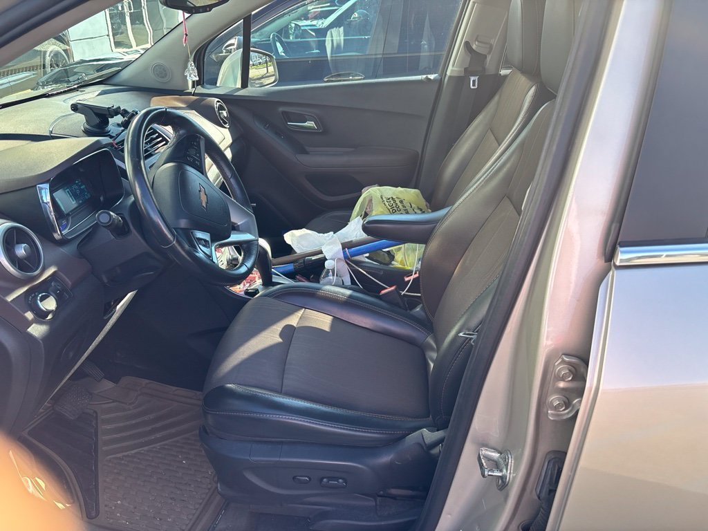 Used 2016 Chevrolet Trax LT w/ LT Sun and Sound Package FWD image 10