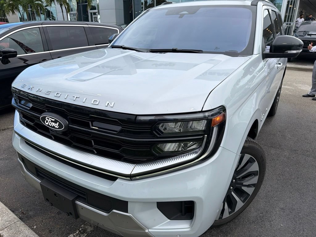 Used 2025 Ford Expedition Platinum w/ Driver's Package AWD/4WD image 2