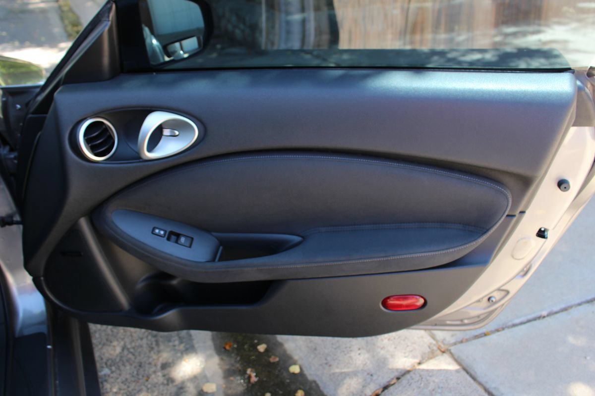 Used 2010 Nissan 370Z Touring w/ Sport Pkg RWD image 11