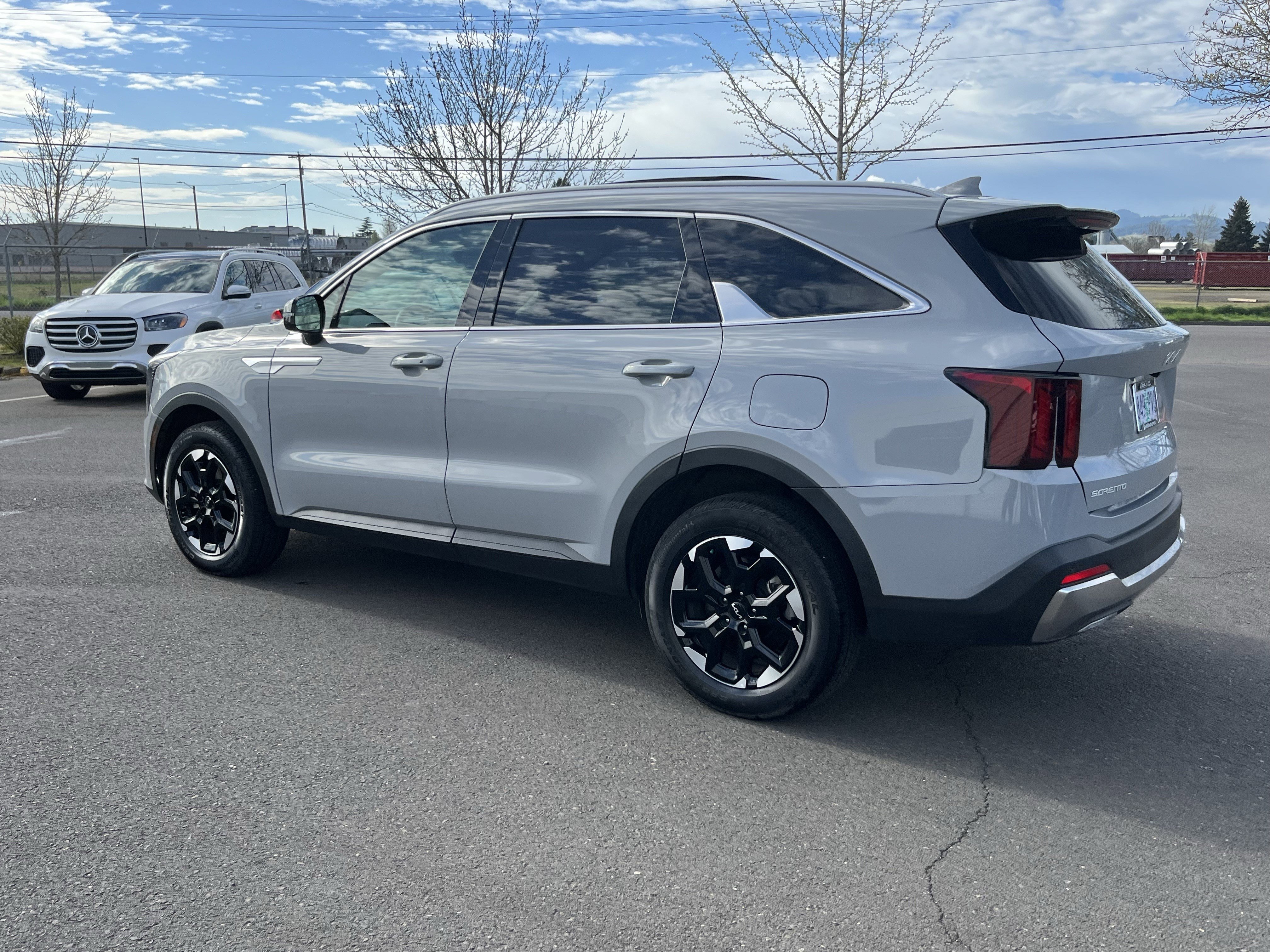 Used 2024 Kia Sorento S w/ Panoramic Sunroof Package image 3