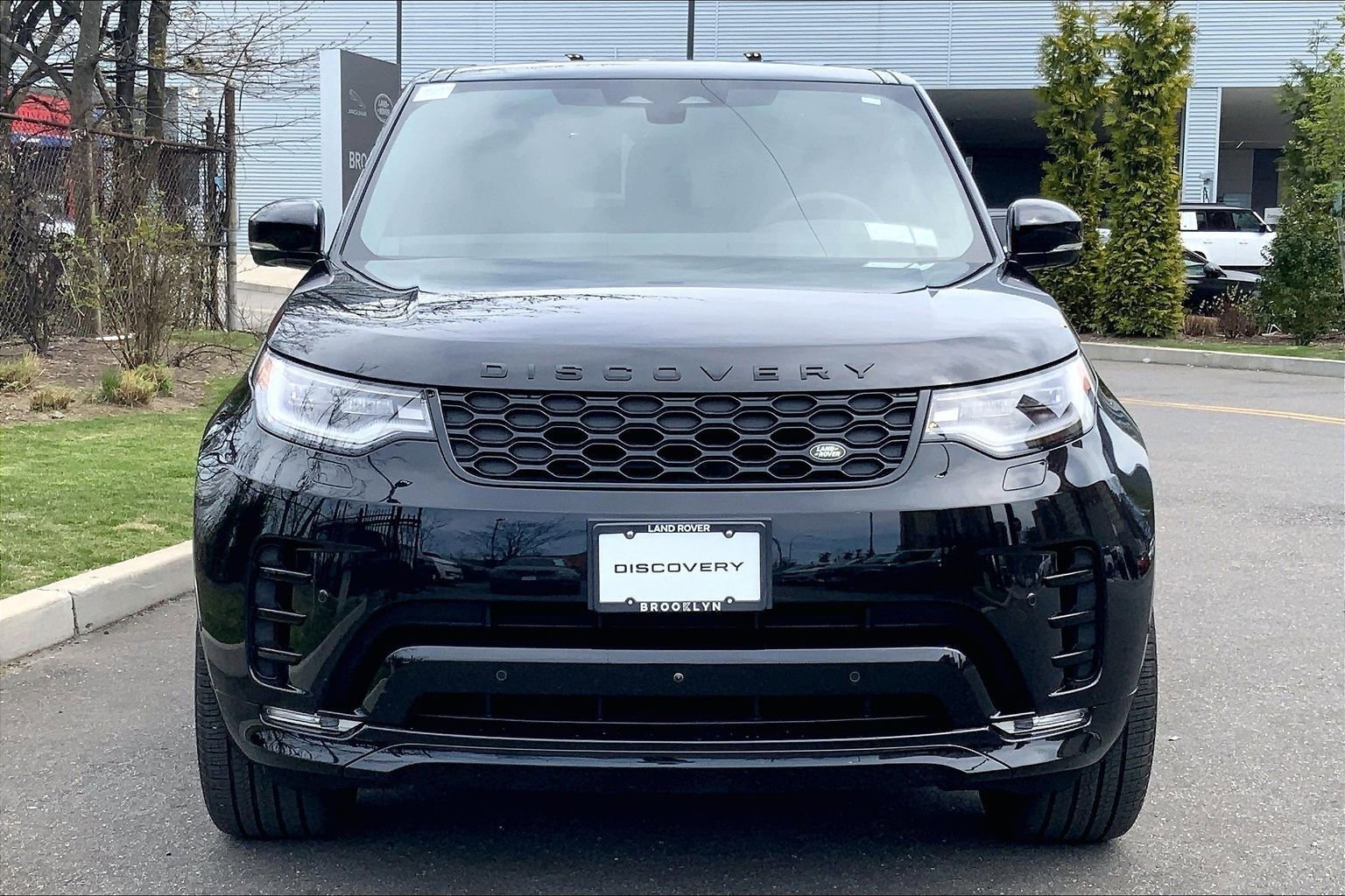 Used 2025 Land Rover Discovery Dynamic SE AWD/4WD image 2