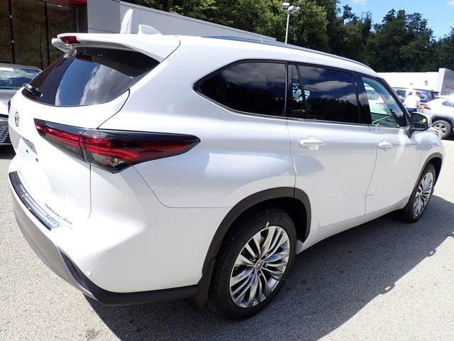 New 2025 Toyota Highlander Platinum image 3