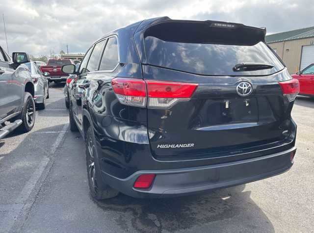 Used 2019 Toyota Highlander LE image 2