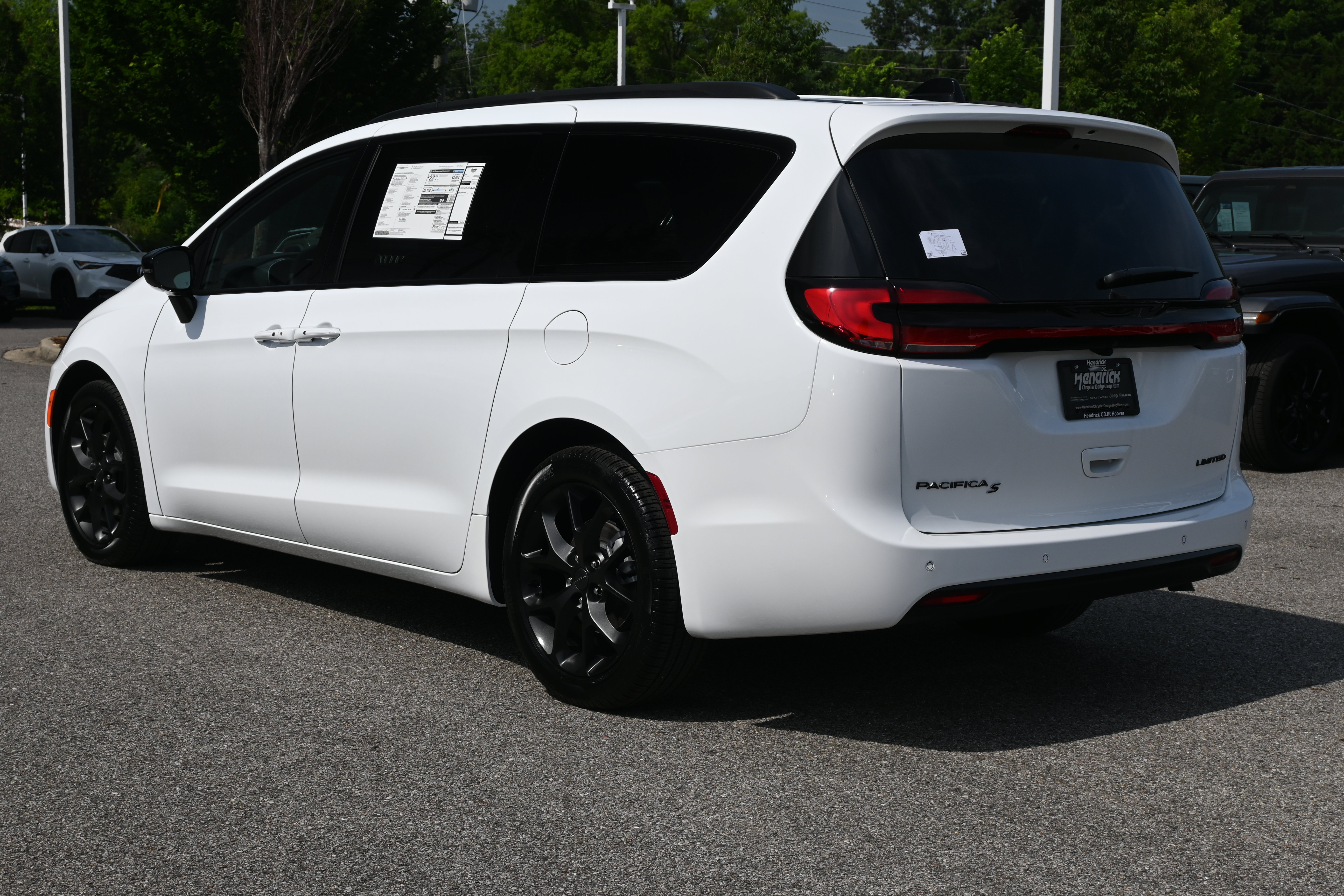 New 2027 Chrysler Pacifica Limited FWD image 8
