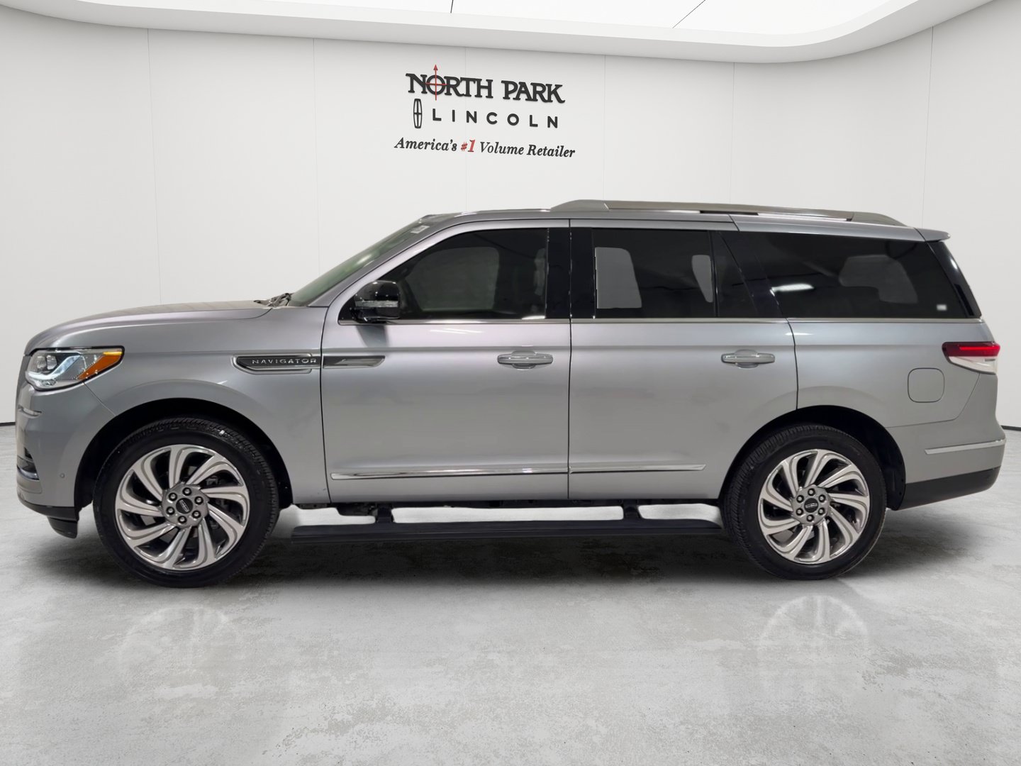 Used 2023 Lincoln Navigator 4WD image 2
