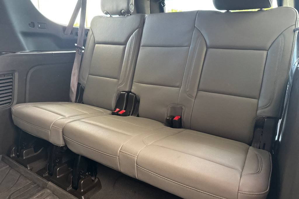 Used 2023 Chevrolet Suburban LT w/ Luxury Package AWD/4WD image 15