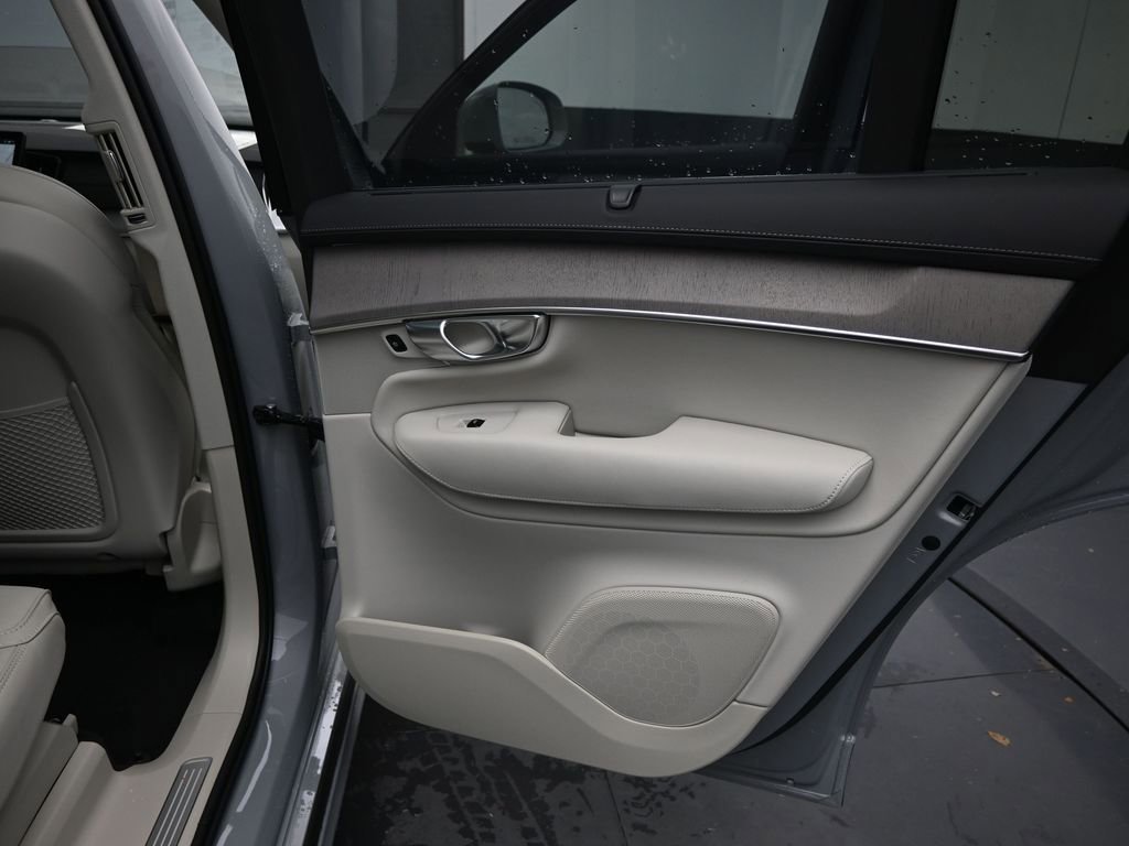 New 2026 Volvo XC90 B6 Ultra w/ Protection Package image 32