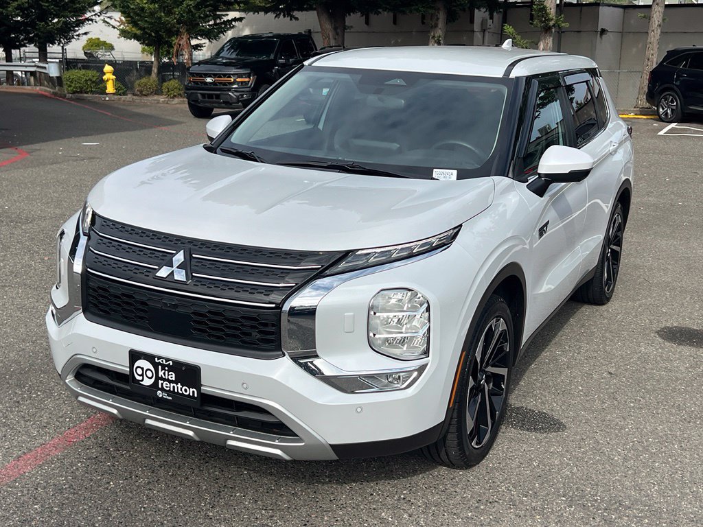 Used 2024 Mitsubishi Outlander 4WD Plug-In Hybrid image 5