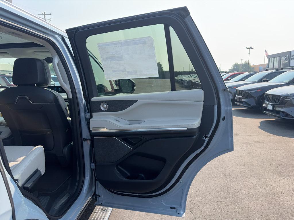New 2026 Lincoln Navigator Reserve AWD/4WD image 17