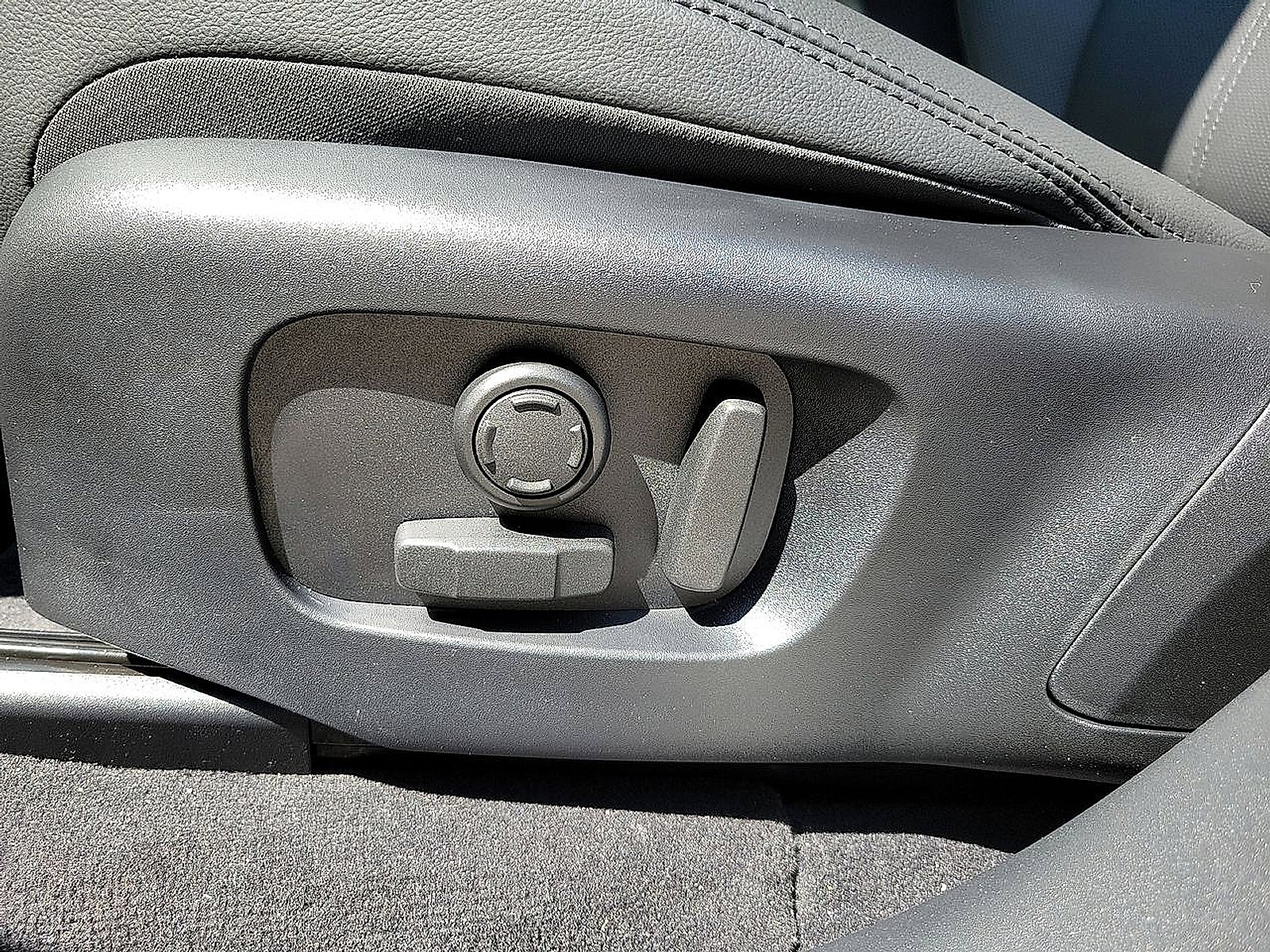 New 2025 Land Rover Range Rover Velar Dynamic SE image 15