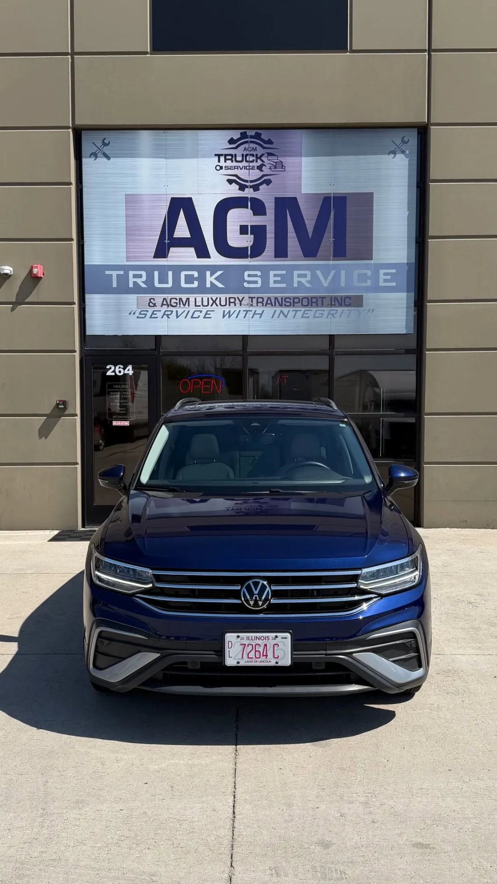 Used 2023 Volkswagen Tiguan SE image 2