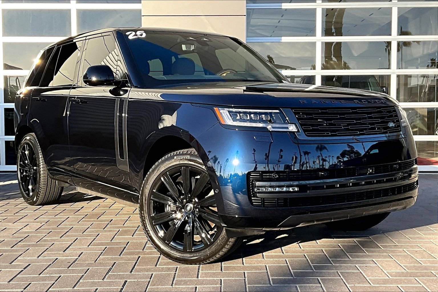 Certified 2025 Land Rover Range Rover SE AWD/4WD image 3