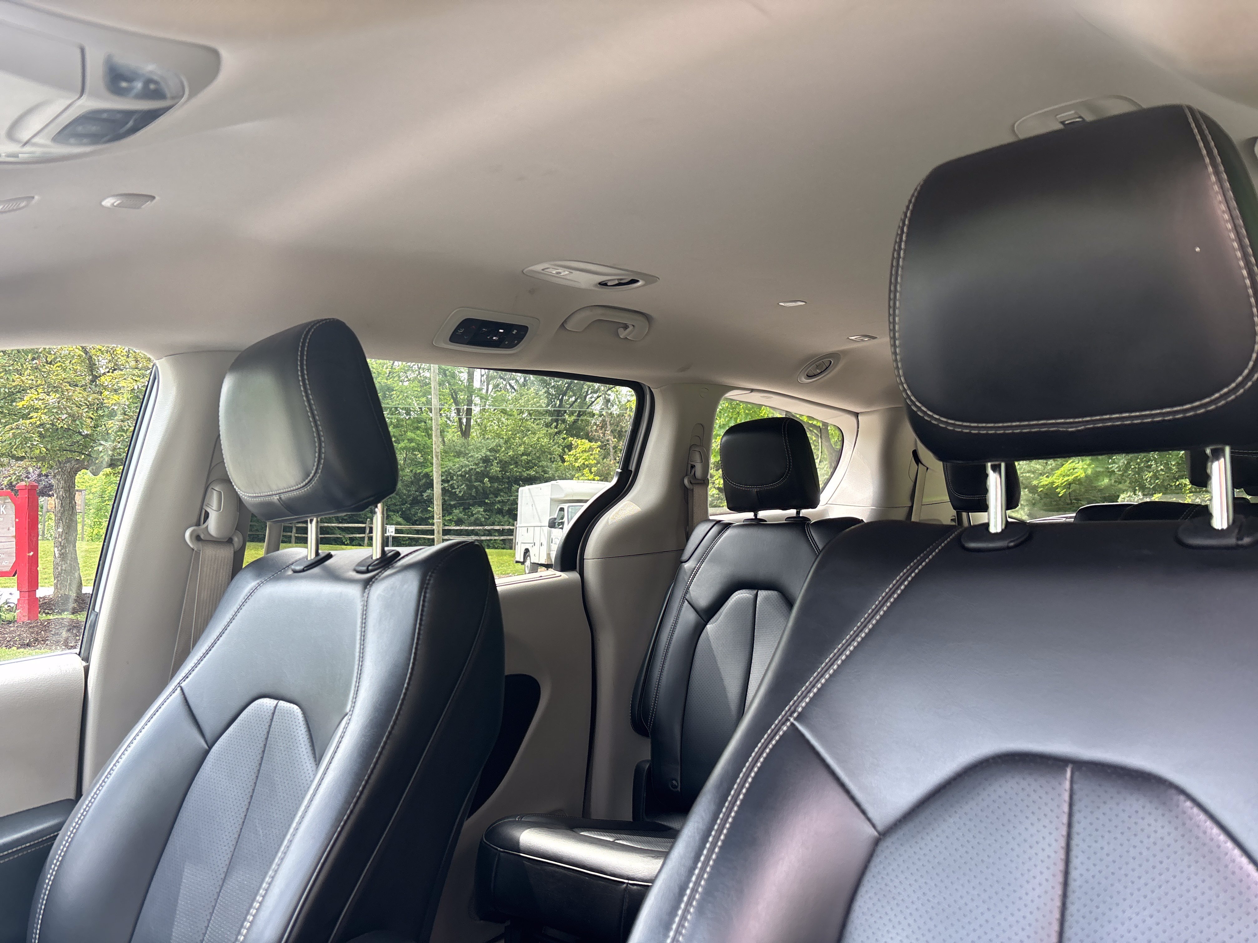 Used 2023 Chrysler Pacifica Touring-L FWD image 29