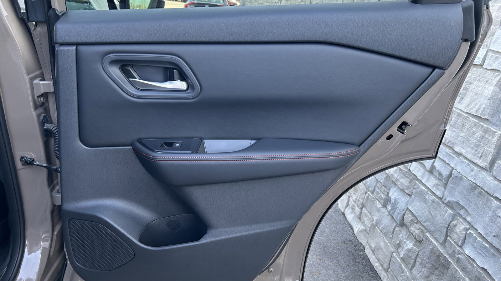 Used 2025 Nissan Rogue SV image 14