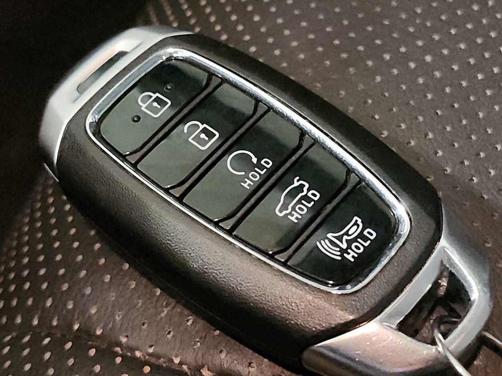Used 2023 Hyundai Elantra Limited w/ Preferred Accessory Package image 37