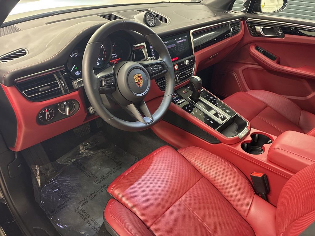 Certified 2025 Porsche Macan AWD/4WD image 4