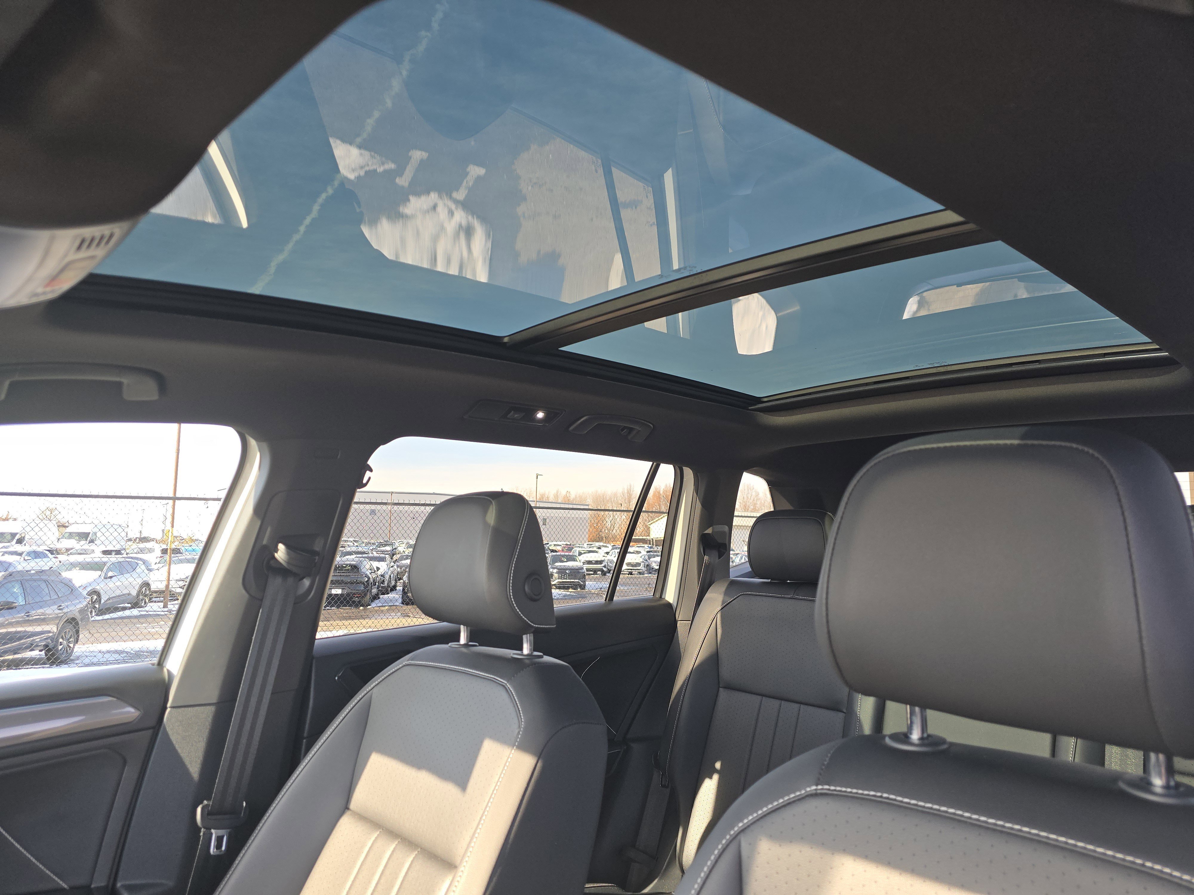 Used 2022 Volkswagen Tiguan SE R-Line image 9