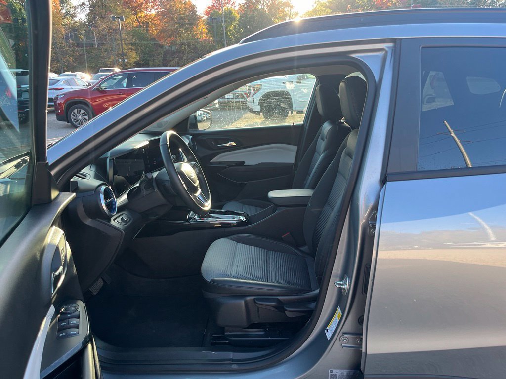 Used 2025 Chevrolet Trax LT w/ LT Convenience Package FWD image 19