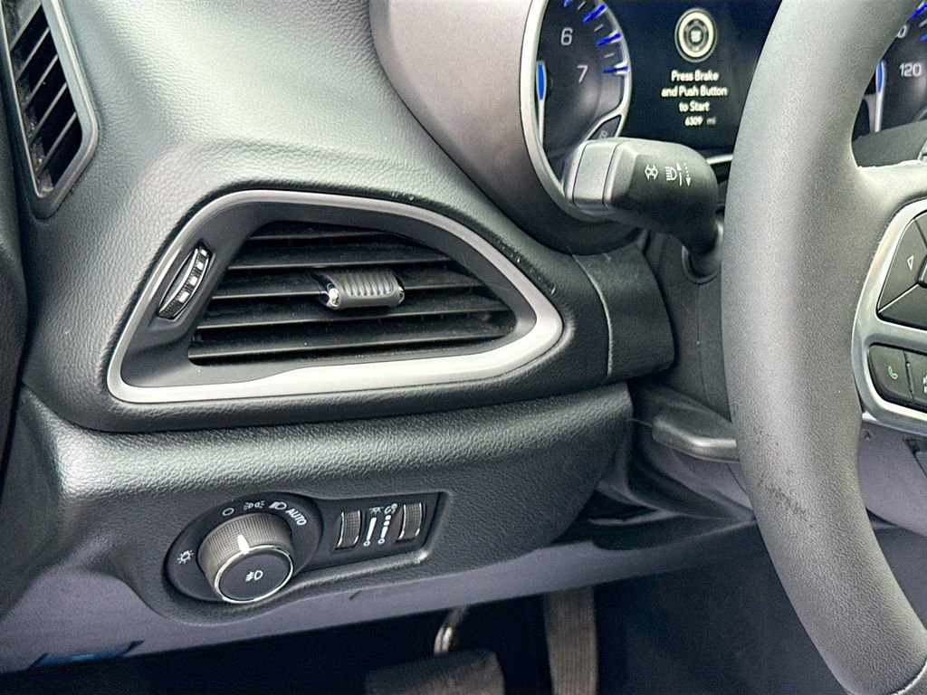 Used 2026 Chrysler Pacifica Select image 11