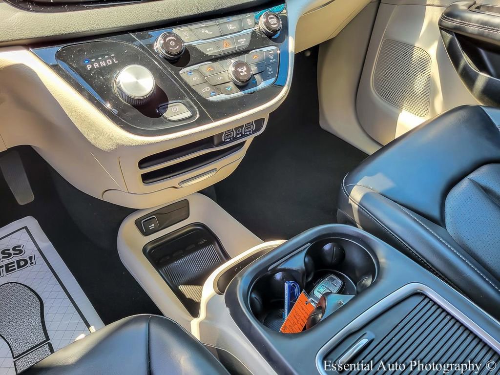 Used 2023 Chrysler Pacifica Touring-L FWD image 24