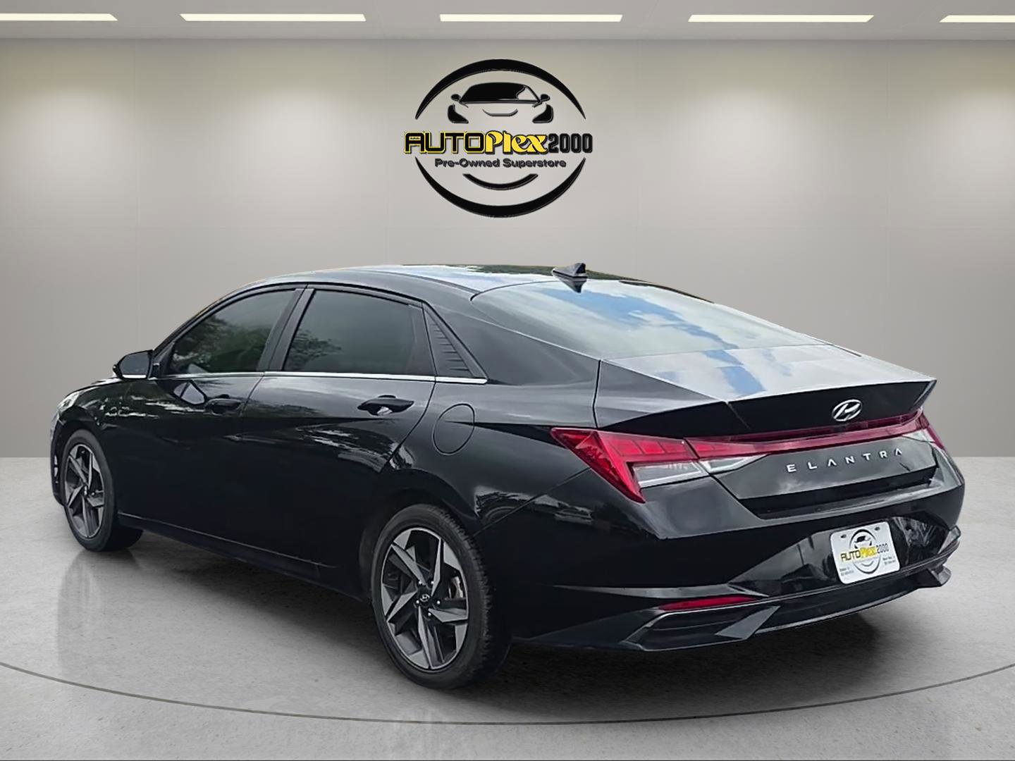Used 2021 Hyundai Elantra SEL w/ Convenience + Premium Package FWD image 5