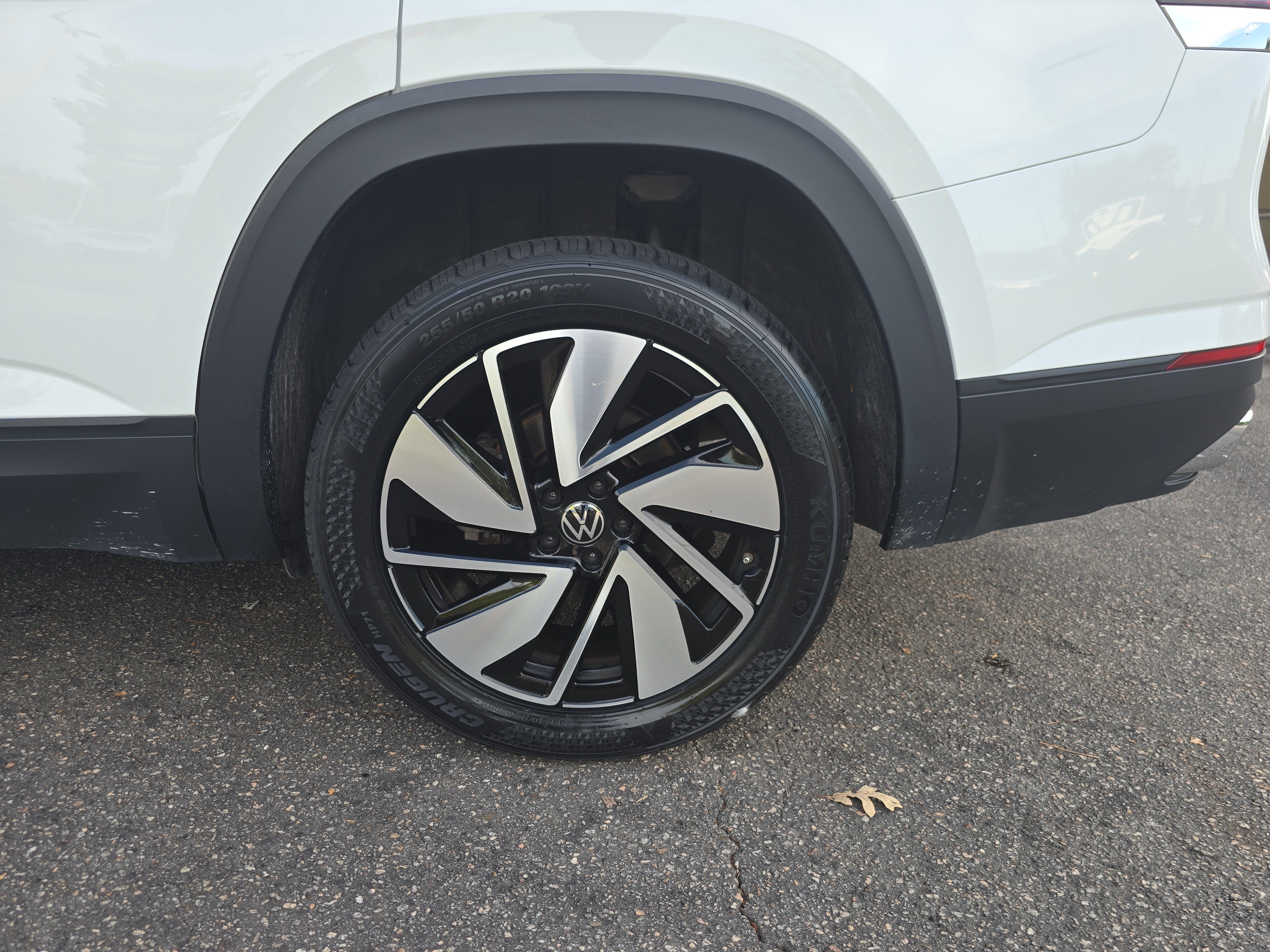 Used 2025 Volkswagen Atlas SE FWD image 30